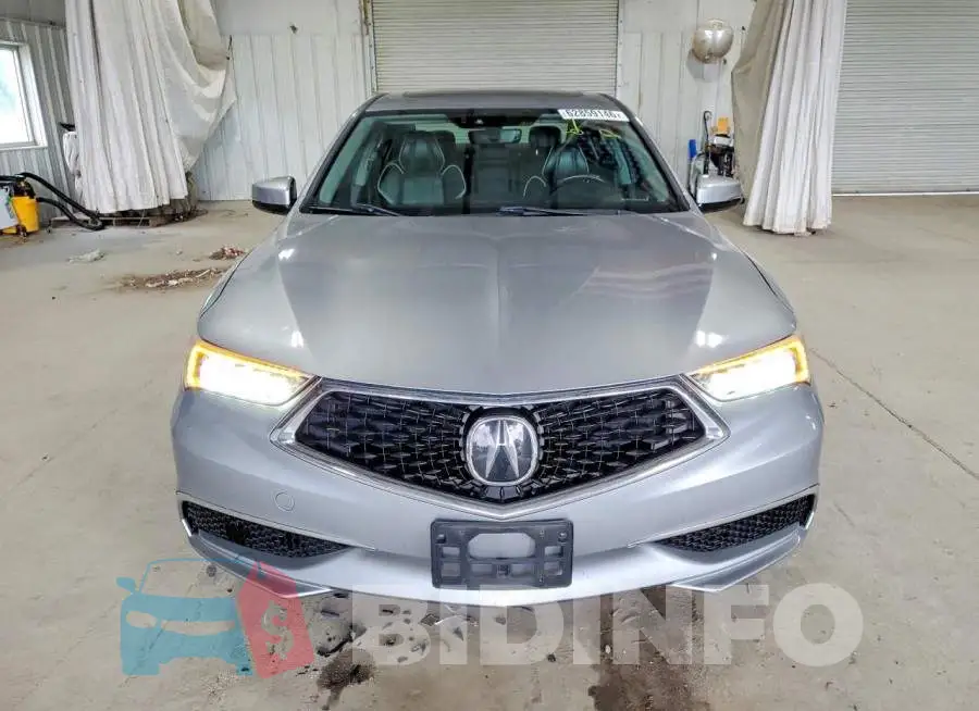 19UUB2F53JA006897 Photo# 5