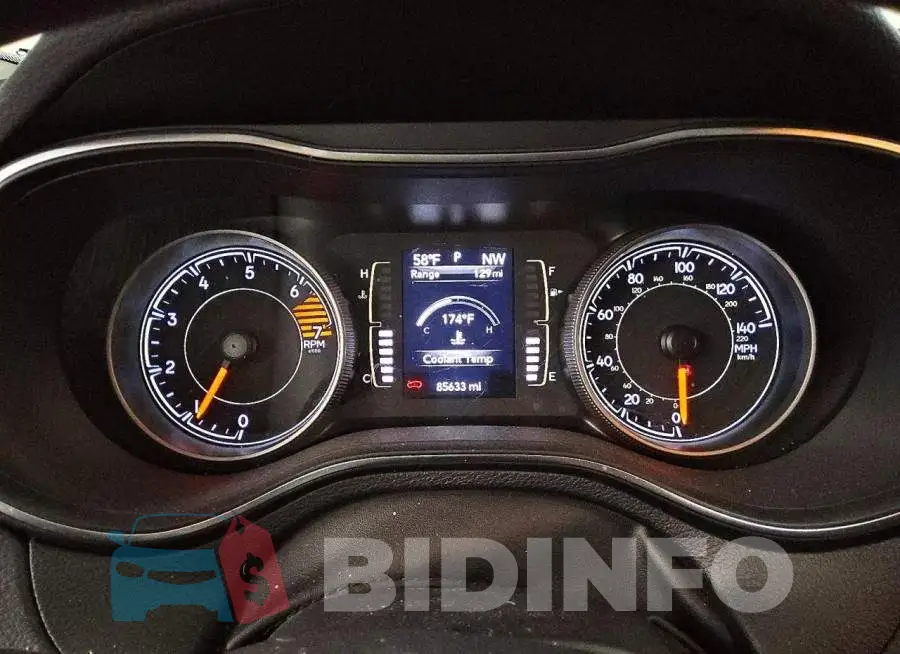 1C4PJLCB0KD370922 Photo# 9