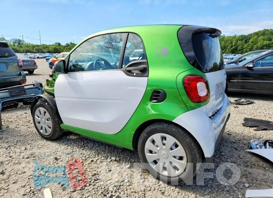 WMEFJ9BAXJK247129 Photo# 2