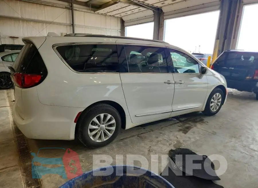 2C4RC1BG7JR278917 Photo# 3