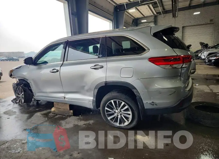5TDJZRFH8JS815749 Photo# 2