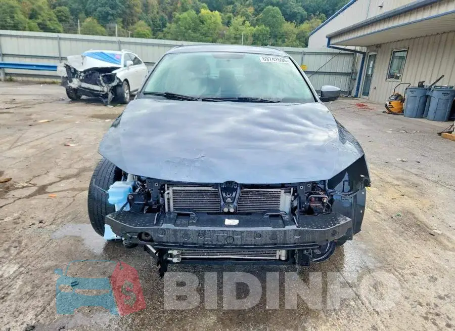 3VW2B7AJ2HM258819 Photo# 5