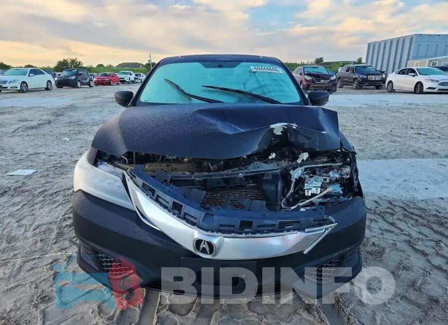 19UDE2F32JA001485 Photo# 5