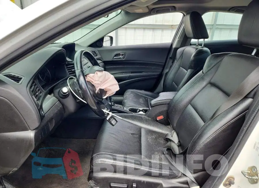 19UDE2F33JA007859 Photo# 7