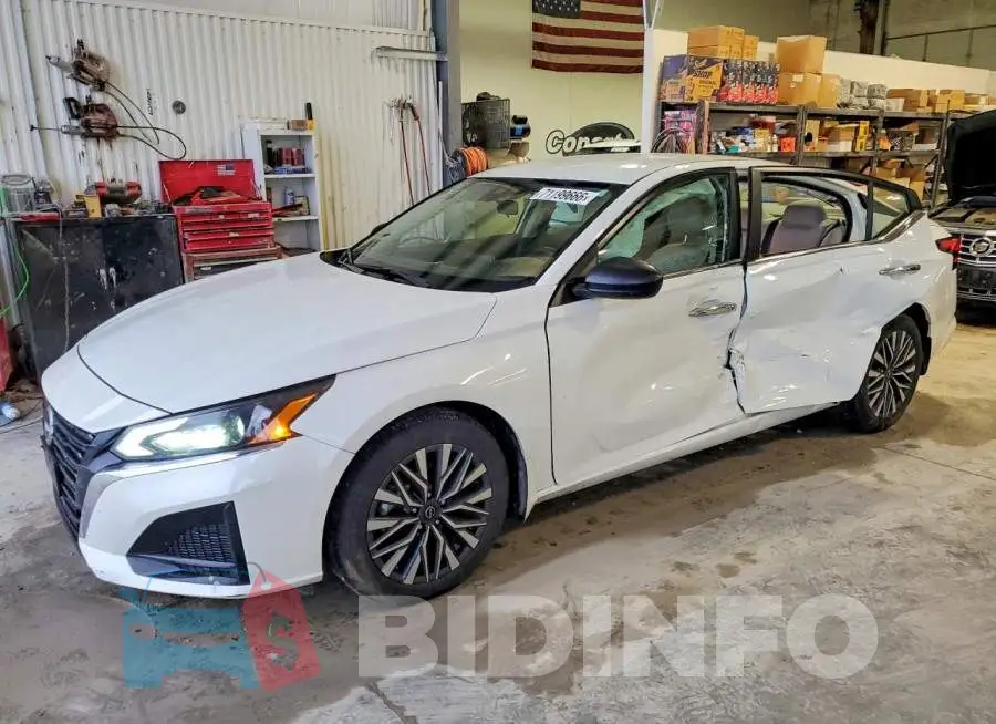 1N4BL4DV7RN330883 Photo# 1
