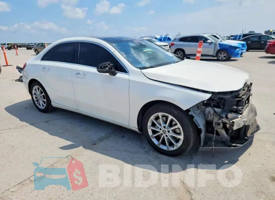 WDD3G4EB9KW001986 Photo# 4