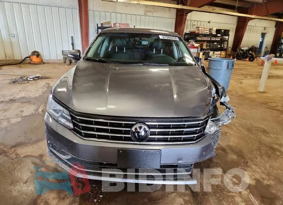 1VWLA7A33KC010662 Photo# 5