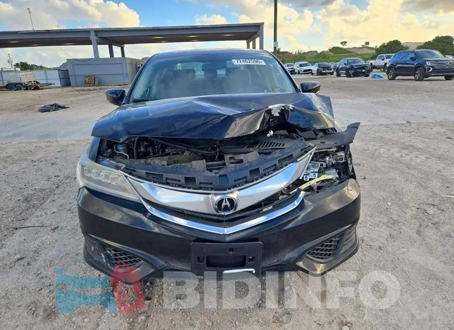 19UDE2F32JA001485 Photo# 5