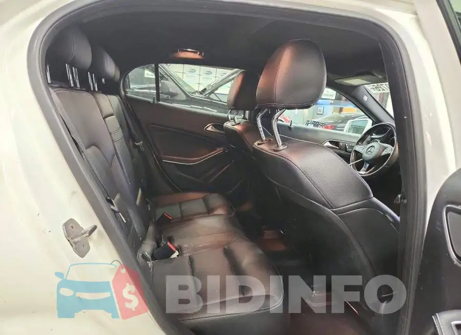 WDCTG4GB8JJ528558 Photo# 11