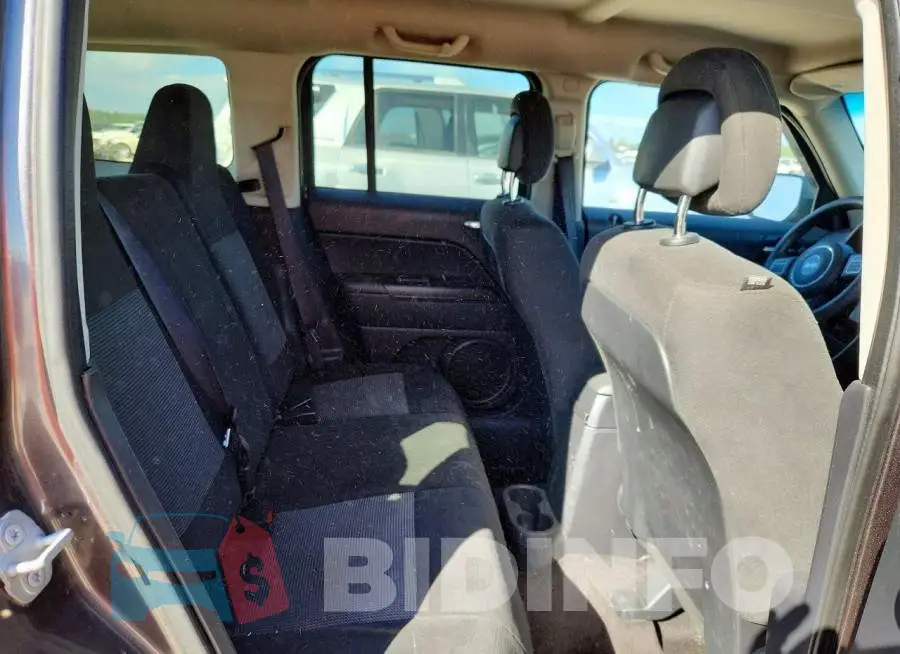 1C4NJPBB3HD202877 Photo# 10