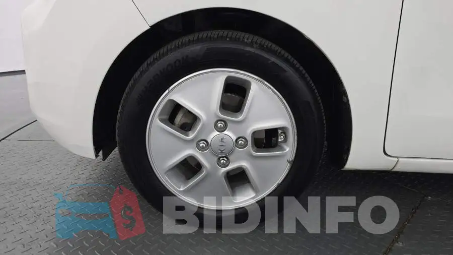 KNACJ811BMT268257 Photo# 5