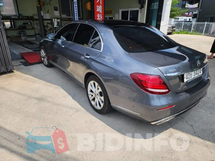 WDDZF4KB2KA612912 Photo# 2