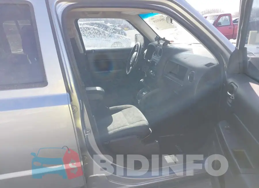 1C4NJPFB7FD236246 Photo# 5