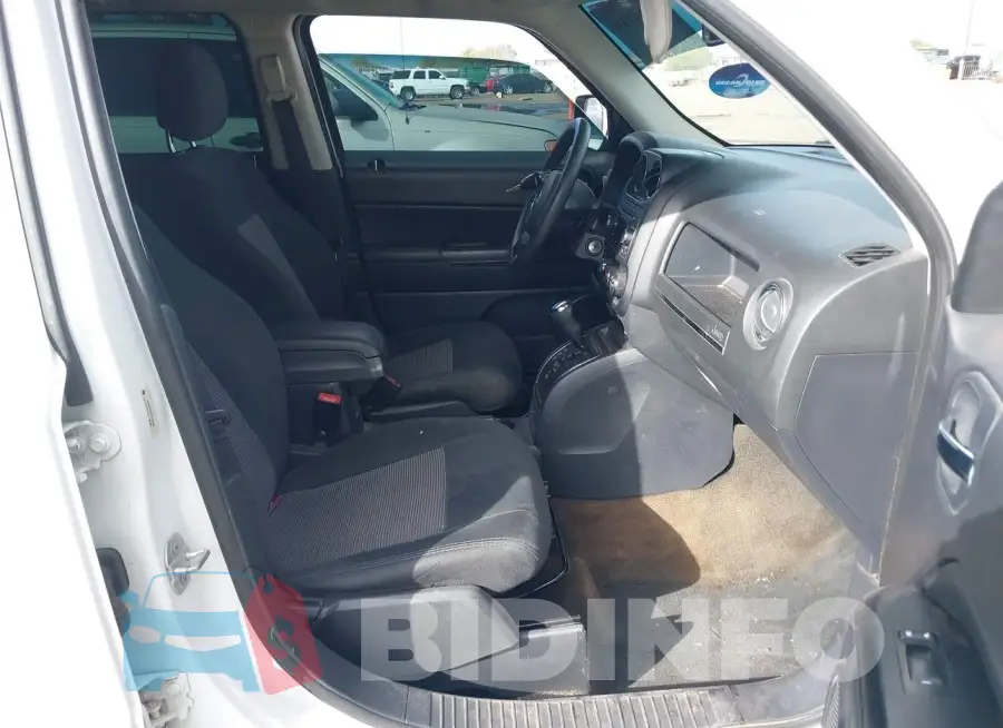 1C4NJPBBXFD236098 Photo# 5