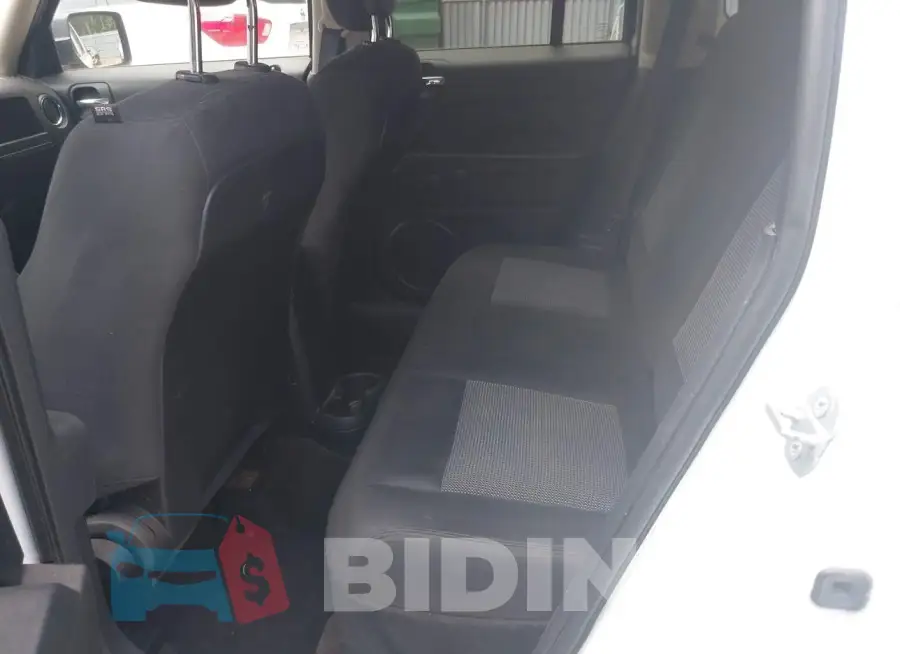 1C4NJPBB2FD228531 Photo# 8