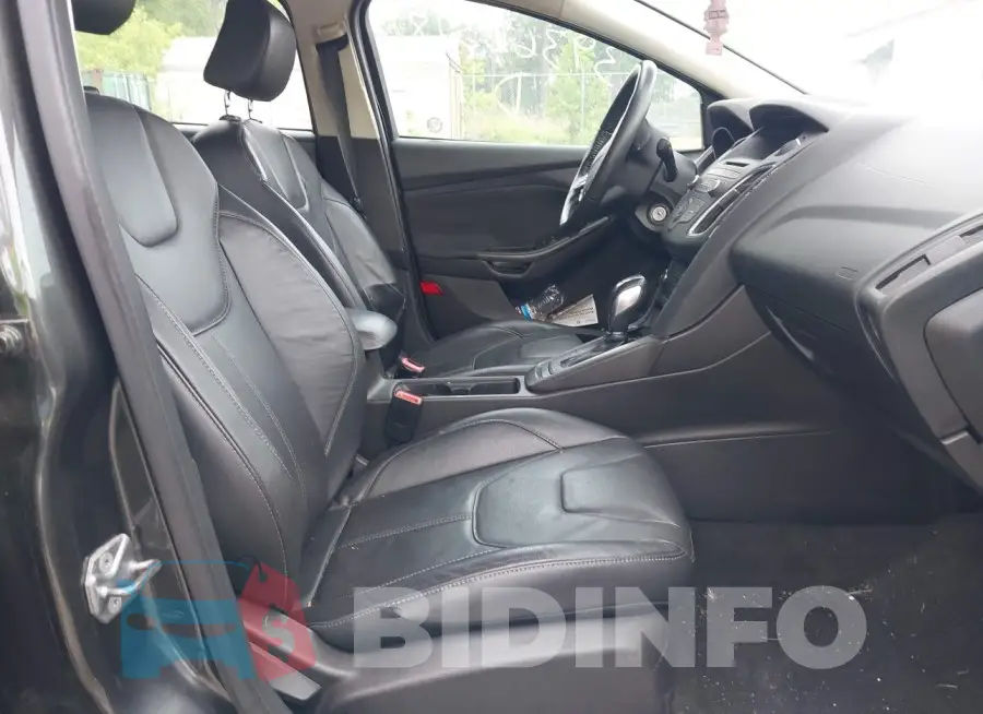 1FADP3F28GL302352 Photo# 5