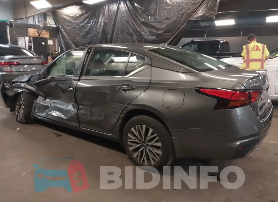 1N4BL4DW2PN381262 Photo# 3