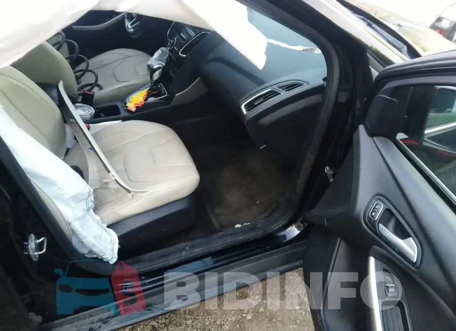 1FADP3J27JL323563 Photo# 5
