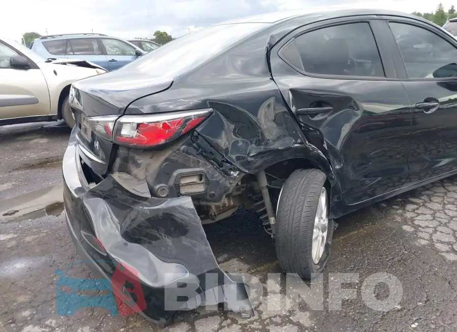 3MYDLBYV9HY176584 Photo# 17