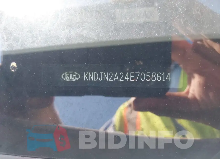 KNDJN2A24E7058614 Photo# 9