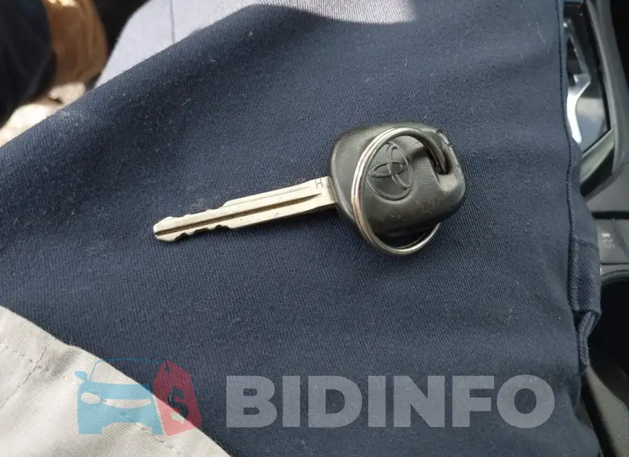 2T1BURHEXFC334245 Photo# 11