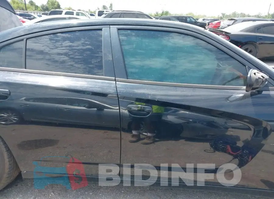 2C3CDXHG1FH725739 Photo# 13