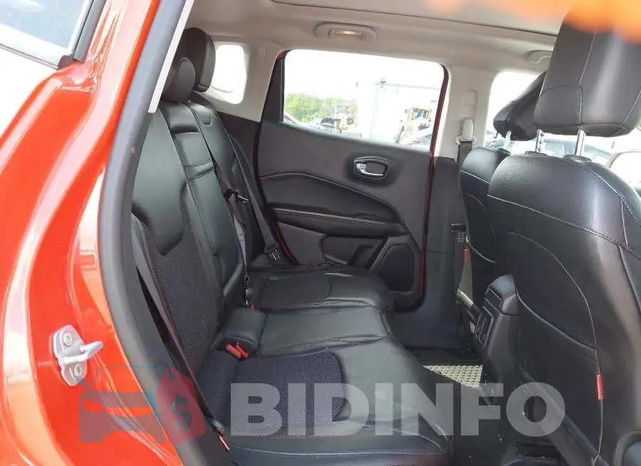 3C4NJDDB8JT163067 Photo# 8