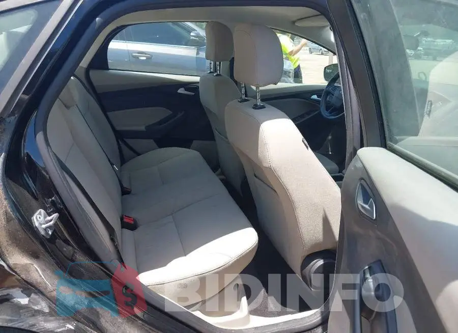 1FADP3F26HL305896 Photo# 8