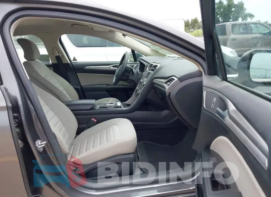 3FA6P0UU5JR235875 Photo# 5