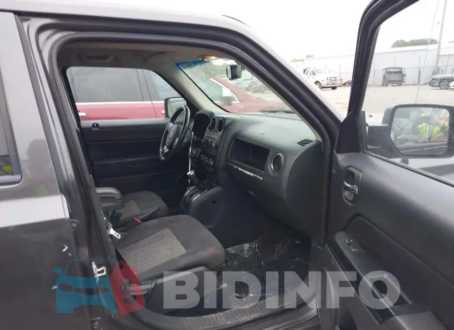 1C4NJPFB5HD183968 Photo# 5