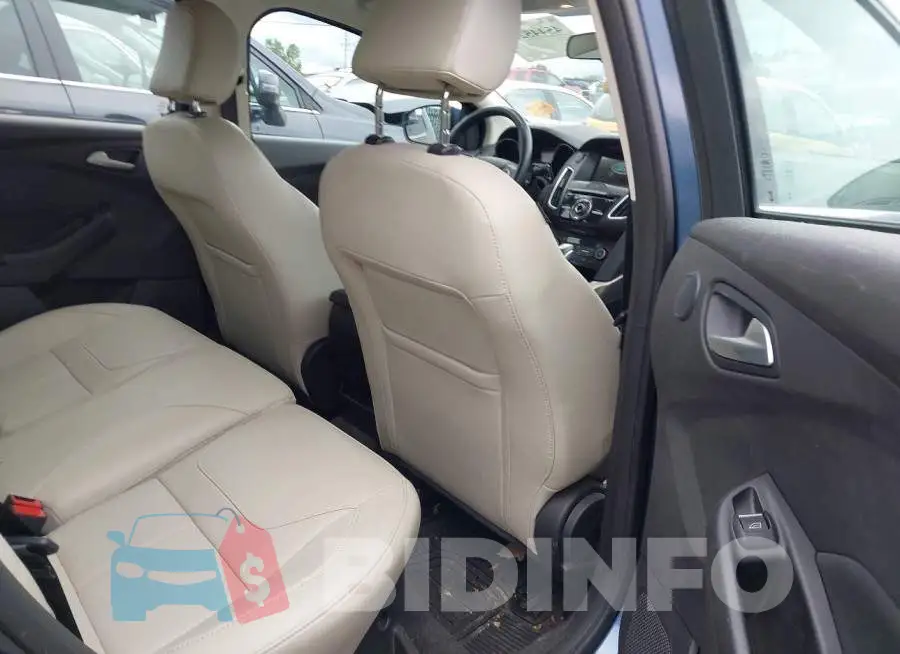 1FADP3N27JL281051 Photo# 8