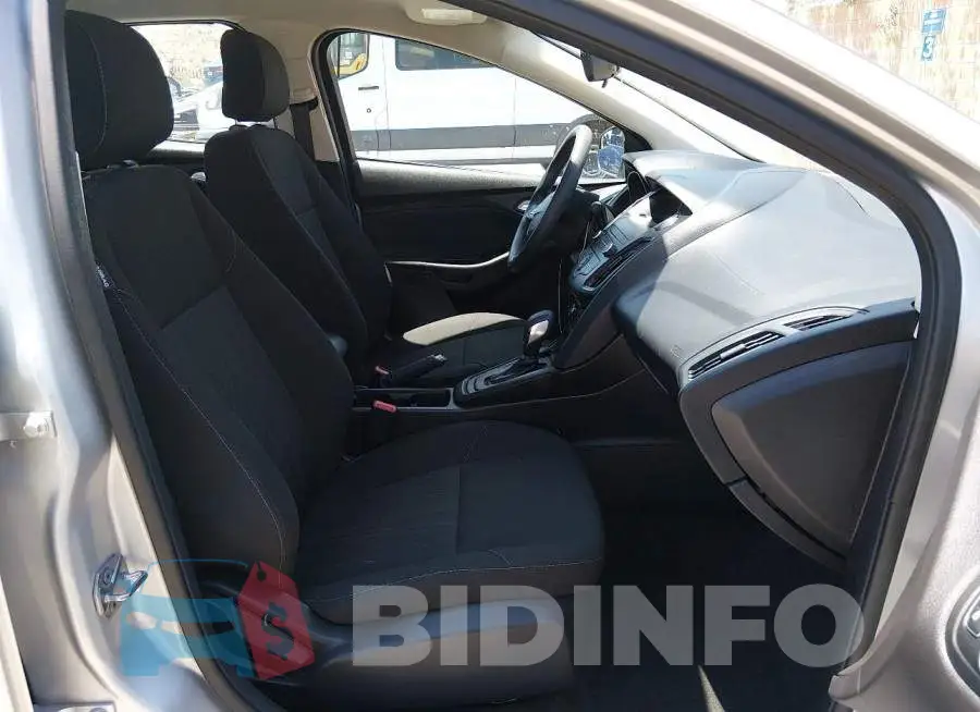 1FADP3F22JL328565 Photo# 5