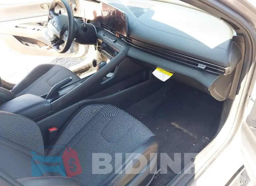 KMHLR4AF0PU543828 Photo# 5