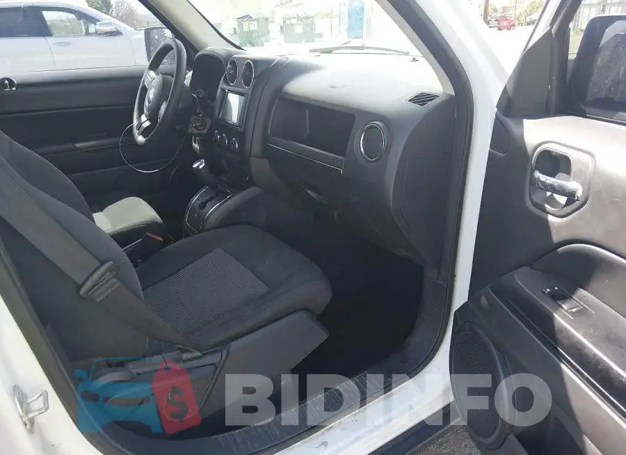 1C4NJPBBXGD763298 Photo# 5
