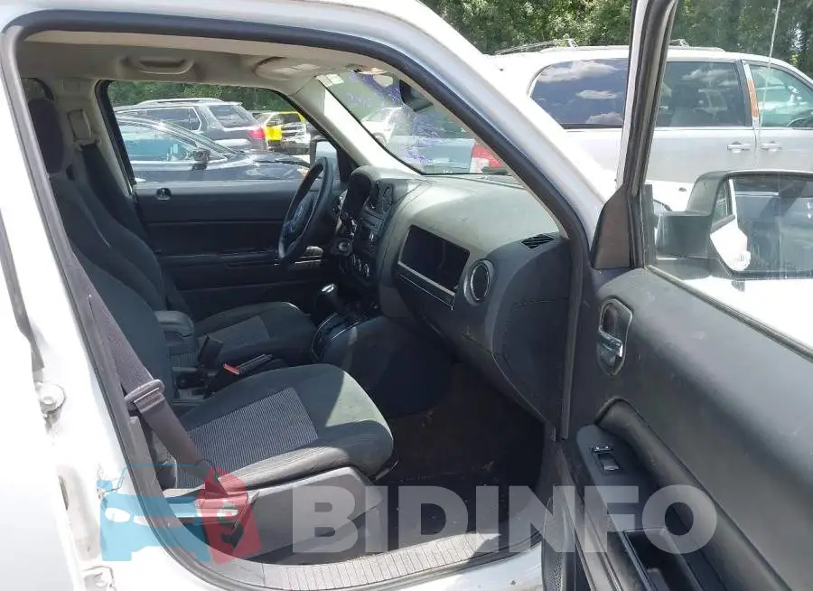 1C4NJPBB2GD548160 Photo# 5