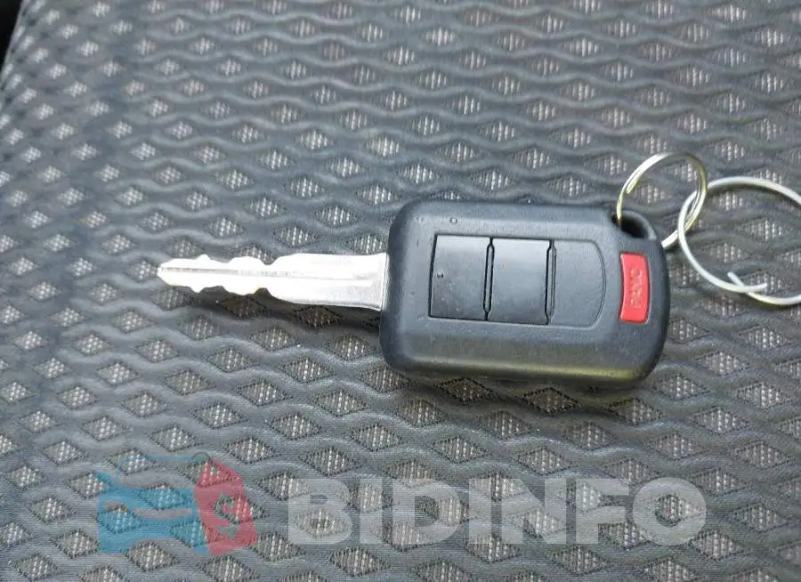 JA4AD2A30JZ032838 Photo# 11