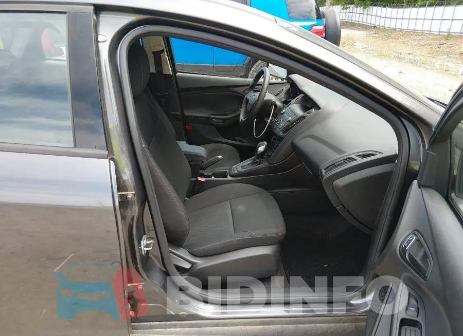 1FADP3E27JL220556 Photo# 5