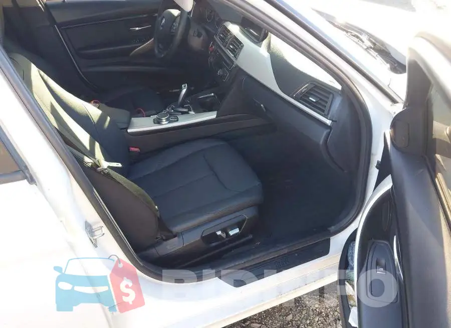 WBA8A3C55JA357627 Photo# 5