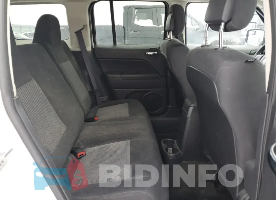 1C4NJRAB9GD683133 Photo# 11