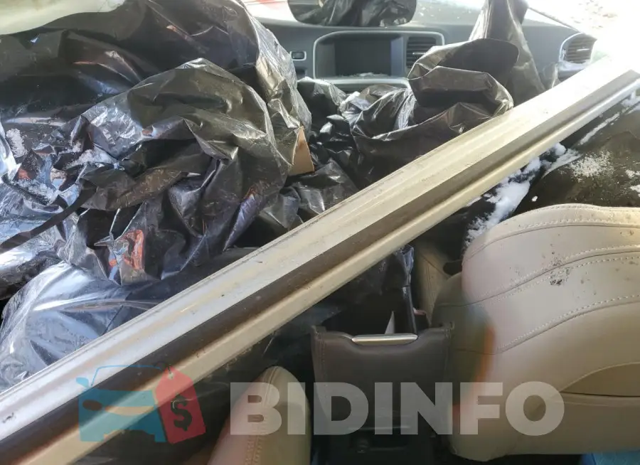 LYV402TM3HB154096 Photo# 8