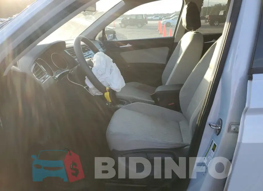 3VV1B7AX4JM013482 Photo# 7