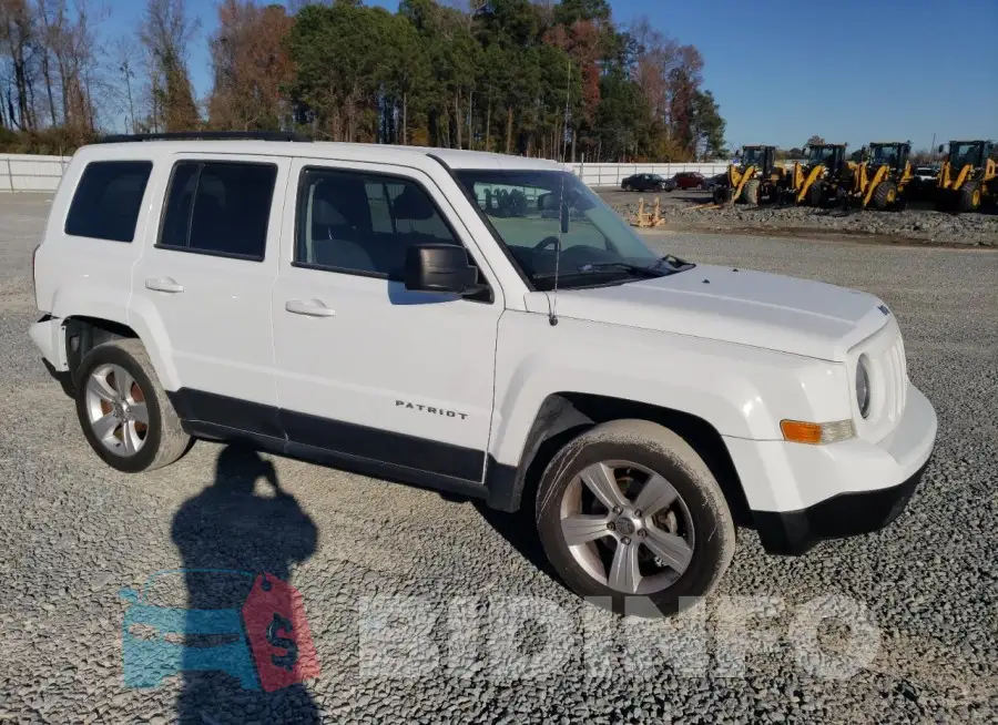 1C4NJPFB5GD811493 Photo# 4