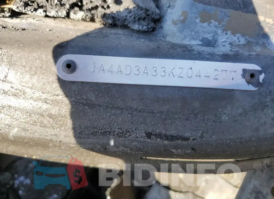 JA4AD3A33KZ044277 Photo# 13
