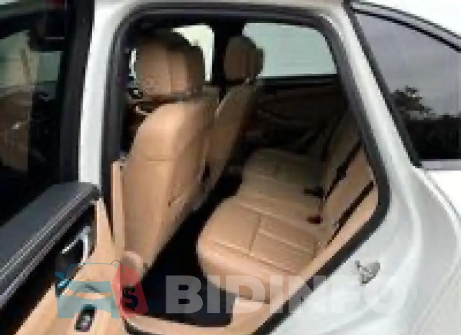 WP1AB2A57MLB38XXX Photo# 6