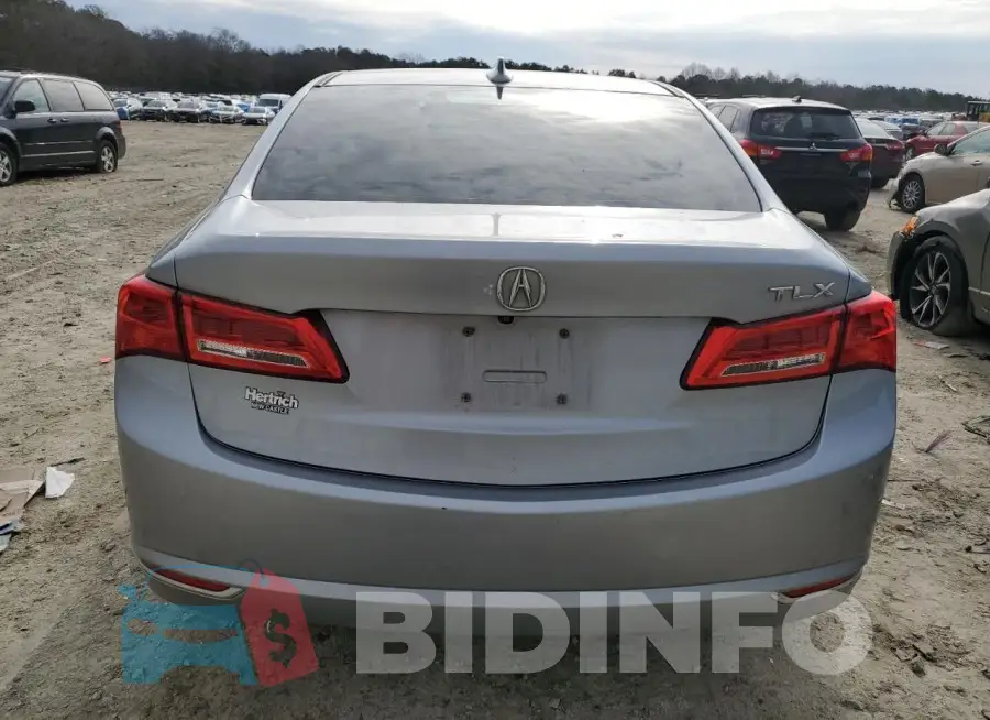 19UUB1F56JA010193 Photo# 6