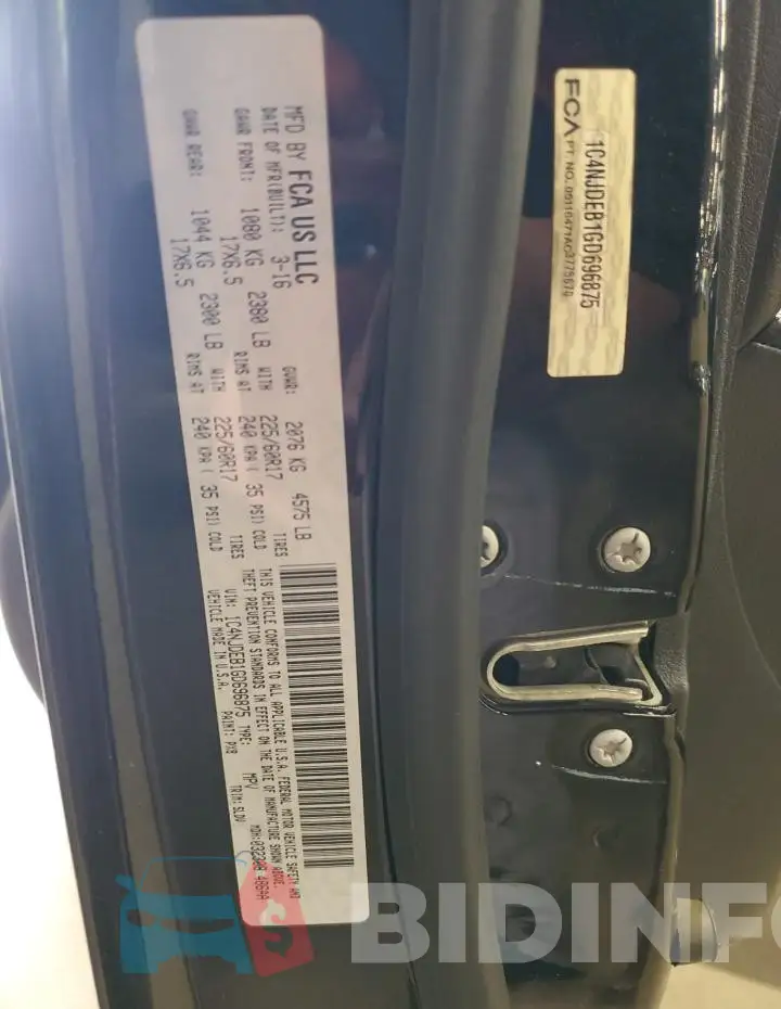 1C4NJDEB1GD696875 Photo# 13