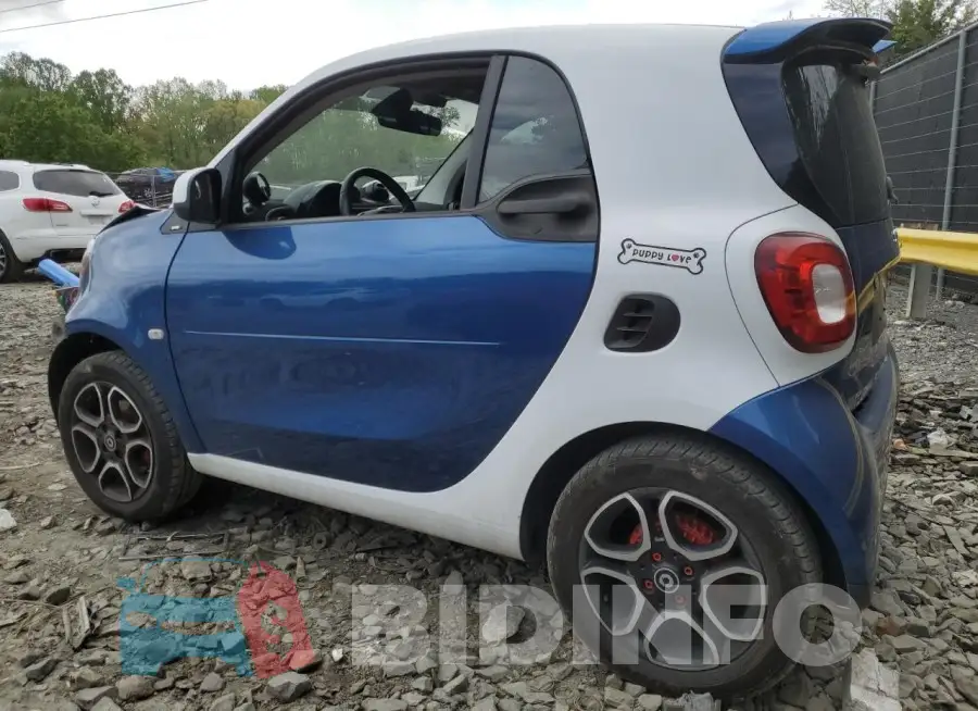 WMEFJ5DA7GK072255 Photo# 2