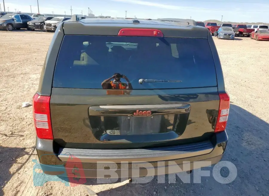 1C4NJPBB0HD156702 Photo# 6