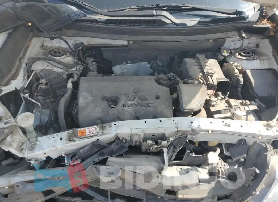 JA4AD3A32JZ008868 Photo# 12