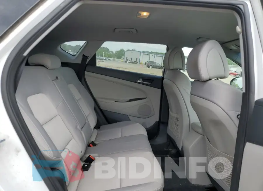 KM8J33A47JU752816 Photo# 10